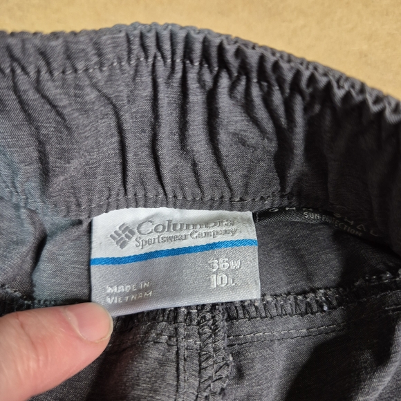 Columbia Gray Shorts with Green Accents 2521/546 - Picture 4 of 7